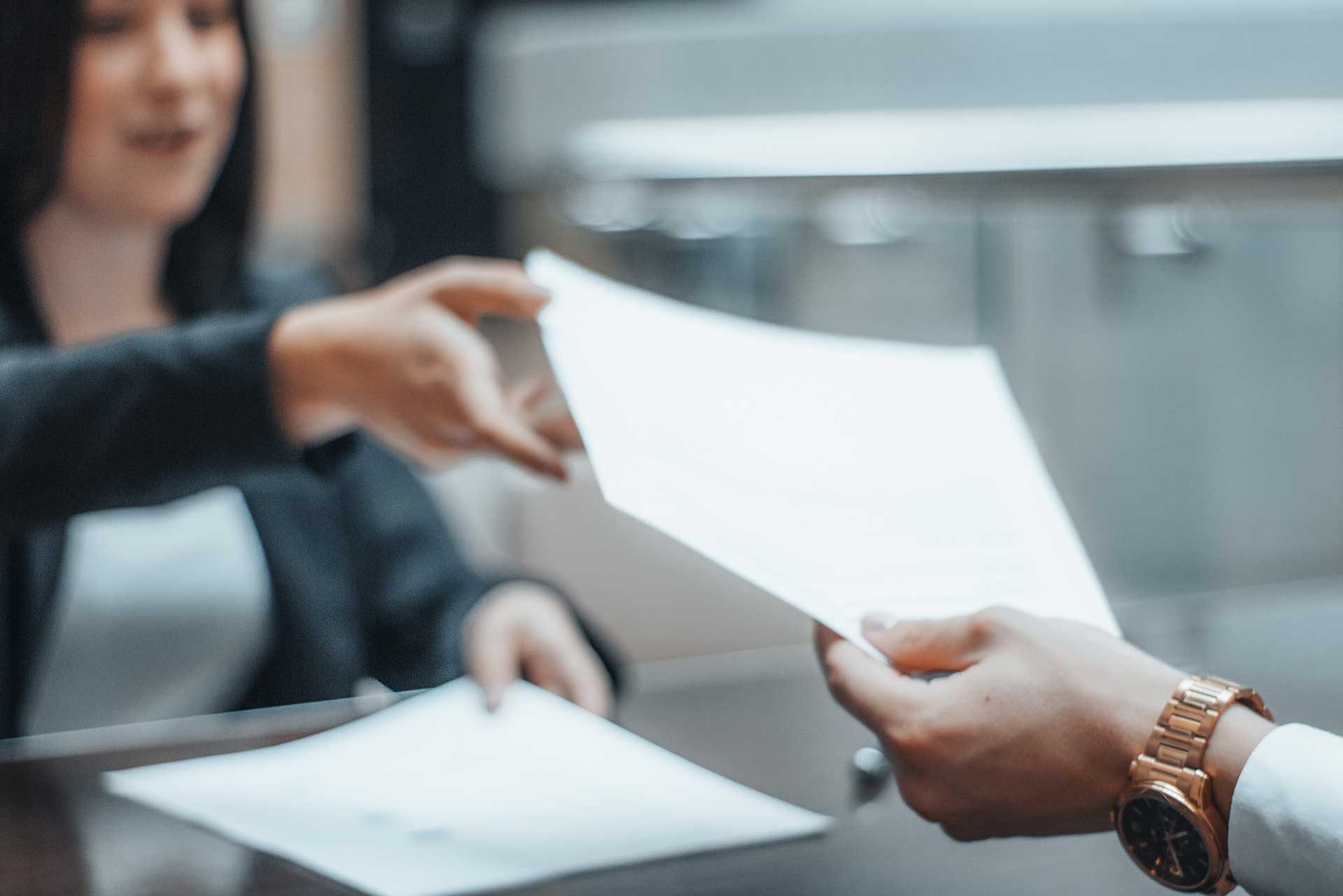 Consultant tendant un cv à un client